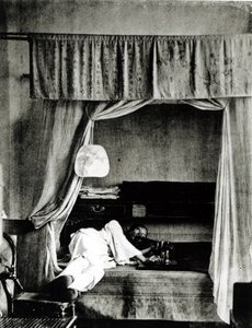 Mann raucht Opium, aus Illustrations of China and its people von J. Thompson, veröffentlicht in London, 1873 von English Photographer